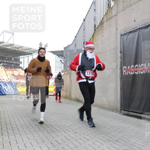 08.12.2024 - St. Pauli X-Mass-Run No. 14 H.Heesch http://msf.ph/oto/7488374 08.12.2024 10:03:21 Ziel 345, 349, 613, 630, 1219, 3039, 1219, 1958, 2213, 2265, 3039 meine-sportfotos.de