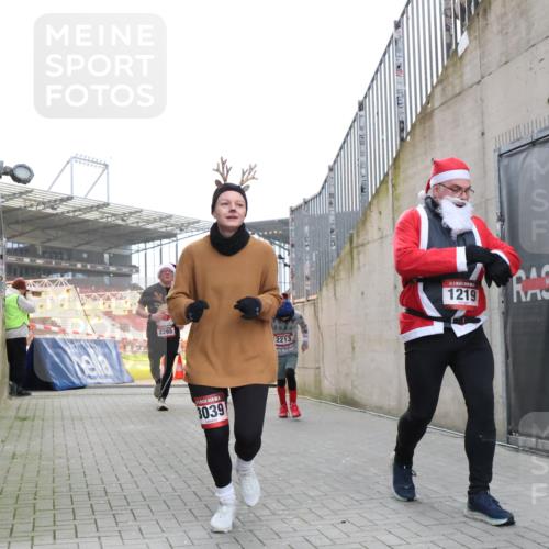 08.12.2024 - St. Pauli X-Mass-Run No. 14 H.Heesch http://msf.ph/oto/7488378 08.12.2024 10:03:21 Ziel 345, 349, 613, 630, 1219, 3039, 1219, 1958, 2213, 2265, 3039 meine-sportfotos.de