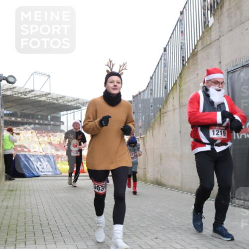 08.12.2024 - St. Pauli X-Mass-Run No. 14 H.Heesch http://msf.ph/oto/7488390 08.12.2024 10:03:21 Ziel 345, 349, 613, 630, 1219, 3039, 1219, 1958, 2213, 2265, 3039 meine-sportfotos.de