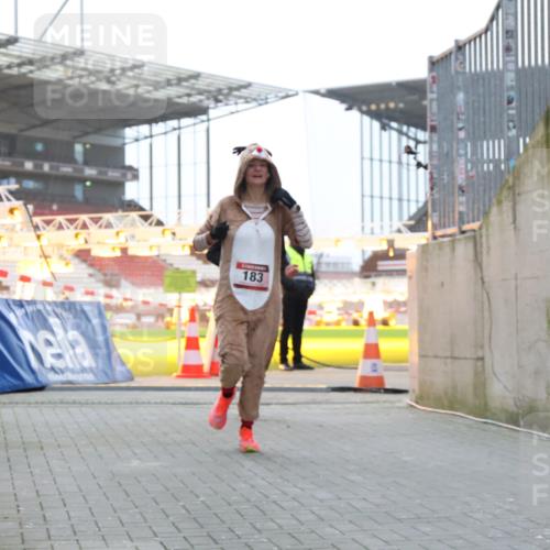 08.12.2024 - St. Pauli X-Mass-Run No. 14 H.Heesch http://msf.ph/oto/7488391 08.12.2024 09:53:41 Ziel 3307, 183, 859, 2084, 3023 meine-sportfotos.de