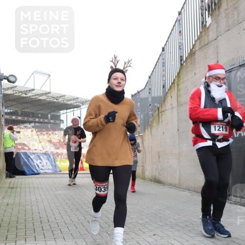 08.12.2024 - St. Pauli X-Mass-Run No. 14 H.Heesch http://msf.ph/oto/7488394 08.12.2024 10:03:22 Ziel 345, 349, 613, 630, 1219, 1958, 2213, 3039, 253, 1219, 1385, 1958, 2213, 2265, 3039 meine-sportfotos.de