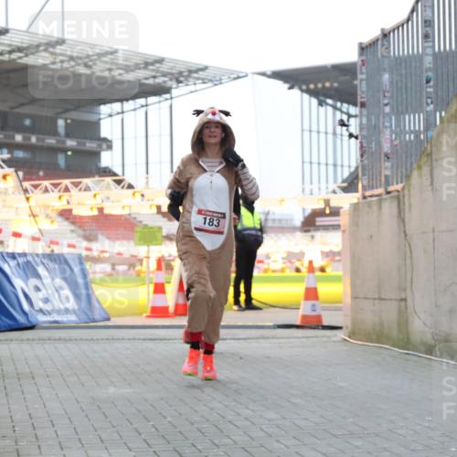 08.12.2024 - St. Pauli X-Mass-Run No. 14 H.Heesch http://msf.ph/oto/7488396 08.12.2024 09:53:41 Ziel 3307, 183, 859, 2084, 3023 meine-sportfotos.de