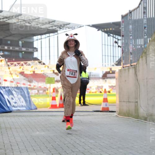 08.12.2024 - St. Pauli X-Mass-Run No. 14 H.Heesch http://msf.ph/oto/7488401 08.12.2024 09:53:41 Ziel 3307, 183, 859, 2084, 3023 meine-sportfotos.de
