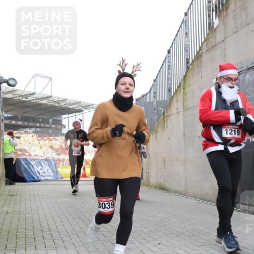 08.12.2024 - St. Pauli X-Mass-Run No. 14 H.Heesch http://msf.ph/oto/7488403 08.12.2024 10:03:22 Ziel 345, 349, 613, 630, 1219, 1958, 2213, 3039, 253, 1219, 1385, 1958, 2213, 2265, 3039 meine-sportfotos.de