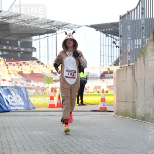08.12.2024 - St. Pauli X-Mass-Run No. 14 H.Heesch http://msf.ph/oto/7488408 08.12.2024 09:53:41 Ziel 3307, 183, 859, 2084, 3023 meine-sportfotos.de