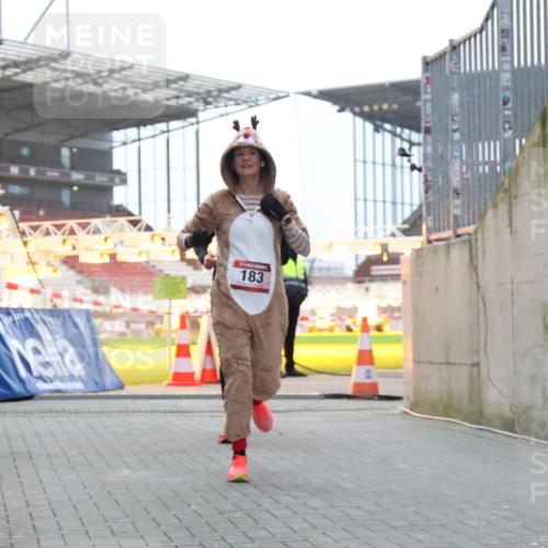 08.12.2024 - St. Pauli X-Mass-Run No. 14 H.Heesch http://msf.ph/oto/7488413 08.12.2024 09:53:41 Ziel 3307, 183, 859, 2084, 3023 meine-sportfotos.de