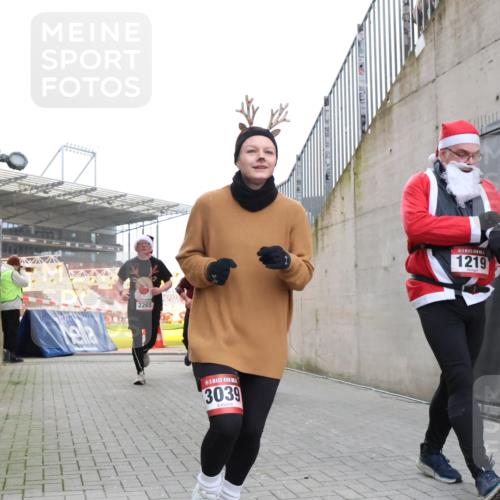 08.12.2024 - St. Pauli X-Mass-Run No. 14 H.Heesch http://msf.ph/oto/7488417 08.12.2024 10:03:22 Ziel 345, 349, 613, 630, 1219, 1958, 2213, 3039, 253, 1219, 1385, 1958, 2213, 2265, 3039 meine-sportfotos.de