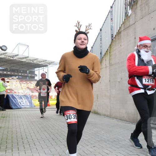 08.12.2024 - St. Pauli X-Mass-Run No. 14 H.Heesch http://msf.ph/oto/7488425 08.12.2024 10:03:22 Ziel 345, 349, 613, 630, 1219, 1958, 2213, 3039, 253, 1219, 1385, 1958, 2213, 2265, 3039 meine-sportfotos.de