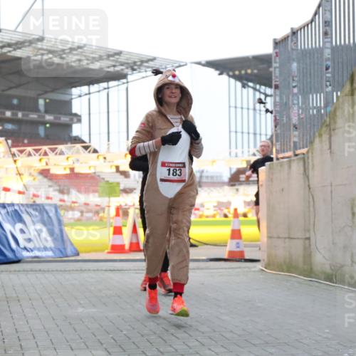 08.12.2024 - St. Pauli X-Mass-Run No. 14 H.Heesch http://msf.ph/oto/7488430 08.12.2024 09:53:41 Ziel 3307, 183, 859, 2084, 3023 meine-sportfotos.de