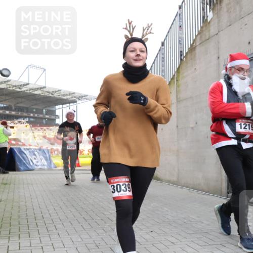 08.12.2024 - St. Pauli X-Mass-Run No. 14 H.Heesch http://msf.ph/oto/7488432 08.12.2024 10:03:22 Ziel 345, 349, 613, 630, 1219, 1958, 2213, 3039, 253, 1219, 1385, 1958, 2213, 2265, 3039 meine-sportfotos.de