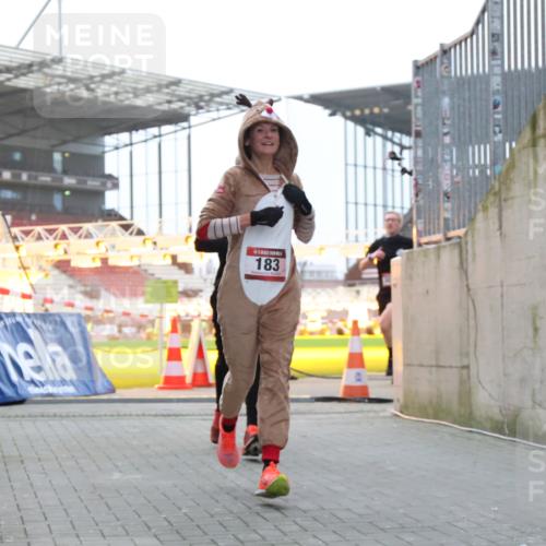 08.12.2024 - St. Pauli X-Mass-Run No. 14 H.Heesch http://msf.ph/oto/7488435 08.12.2024 09:53:41 Ziel 3307, 183, 859, 2084, 3023 meine-sportfotos.de