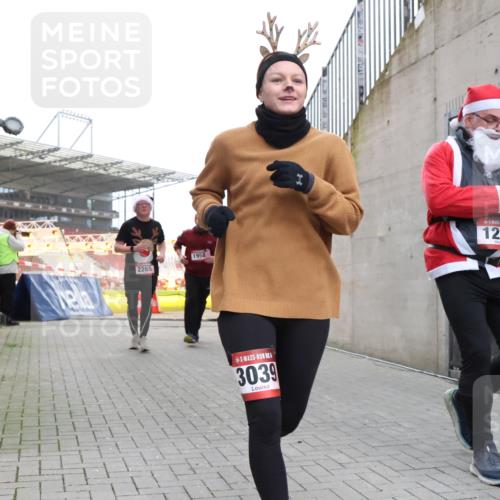08.12.2024 - St. Pauli X-Mass-Run No. 14 H.Heesch http://msf.ph/oto/7488438 08.12.2024 10:03:22 Ziel 345, 349, 613, 630, 1219, 1958, 2213, 3039, 253, 1219, 1385, 1958, 2213, 2265, 3039 meine-sportfotos.de