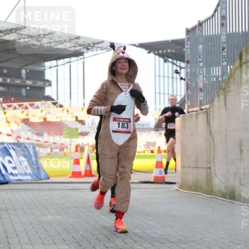 08.12.2024 - St. Pauli X-Mass-Run No. 14 H.Heesch http://msf.ph/oto/7488442 08.12.2024 09:53:42 Ziel 183, 2084, 3307, 183, 859, 2084, 3023 meine-sportfotos.de