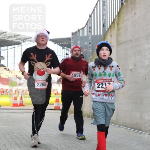 08.12.2024 - St. Pauli X-Mass-Run No. 14 H.Heesch http://msf.ph/oto/7488443 08.12.2024 10:03:23 Ziel 345, 349, 613, 630, 1219, 1958, 2213, 2265, 3039, 253, 1219, 1385, 1958, 2213, 2265, 3039 meine-sportfotos.de