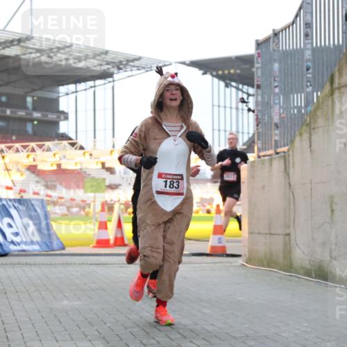 08.12.2024 - St. Pauli X-Mass-Run No. 14 H.Heesch http://msf.ph/oto/7488448 08.12.2024 09:53:42 Ziel 183, 2084, 3307, 183, 859, 2084, 3023 meine-sportfotos.de