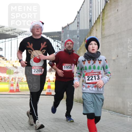 08.12.2024 - St. Pauli X-Mass-Run No. 14 H.Heesch http://msf.ph/oto/7488450 08.12.2024 10:03:23 Ziel 345, 349, 613, 630, 1219, 1958, 2213, 2265, 3039, 253, 1219, 1385, 1958, 2213, 2265, 3039 meine-sportfotos.de