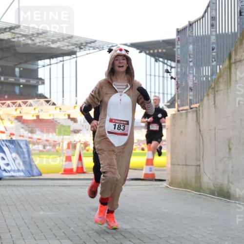 08.12.2024 - St. Pauli X-Mass-Run No. 14 H.Heesch http://msf.ph/oto/7488454 08.12.2024 09:53:42 Ziel 183, 2084, 3307, 183, 859, 2084, 3023 meine-sportfotos.de