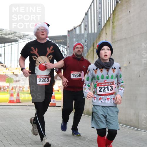 08.12.2024 - St. Pauli X-Mass-Run No. 14 H.Heesch http://msf.ph/oto/7488459 08.12.2024 10:03:23 Ziel 345, 349, 613, 630, 1219, 1958, 2213, 2265, 3039, 253, 1219, 1385, 1958, 2213, 2265, 3039 meine-sportfotos.de