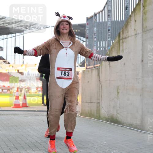 08.12.2024 - St. Pauli X-Mass-Run No. 14 H.Heesch http://msf.ph/oto/7488460 08.12.2024 09:53:42 Ziel 183, 2084, 3307, 183, 859, 2084, 3023 meine-sportfotos.de