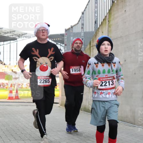 08.12.2024 - St. Pauli X-Mass-Run No. 14 H.Heesch http://msf.ph/oto/7488466 08.12.2024 10:03:23 Ziel 345, 349, 613, 630, 1219, 1958, 2213, 2265, 3039, 253, 1219, 1385, 1958, 2213, 2265, 3039 meine-sportfotos.de