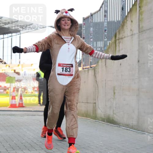 08.12.2024 - St. Pauli X-Mass-Run No. 14 H.Heesch http://msf.ph/oto/7488467 08.12.2024 09:53:42 Ziel 183, 2084, 3307, 183, 859, 2084, 3023 meine-sportfotos.de