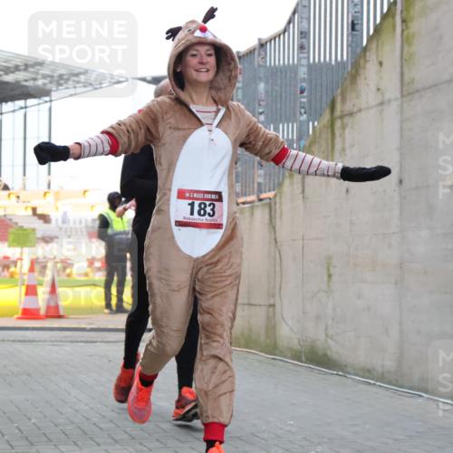 08.12.2024 - St. Pauli X-Mass-Run No. 14 H.Heesch http://msf.ph/oto/7488471 08.12.2024 09:53:42 Ziel 183, 2084, 3307, 183, 859, 2084, 3023 meine-sportfotos.de