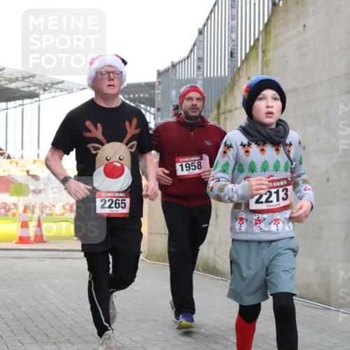 08.12.2024 - St. Pauli X-Mass-Run No. 14 H.Heesch http://msf.ph/oto/7488473 08.12.2024 10:03:23 Ziel 345, 349, 613, 630, 1219, 1958, 2213, 2265, 3039, 253, 1219, 1385, 1958, 2213, 2265, 3039 meine-sportfotos.de