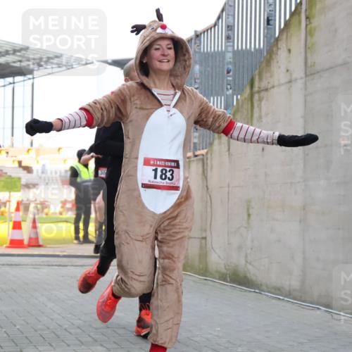 08.12.2024 - St. Pauli X-Mass-Run No. 14 H.Heesch http://msf.ph/oto/7488477 08.12.2024 09:53:42 Ziel 183, 2084, 3307, 183, 859, 2084, 3023 meine-sportfotos.de