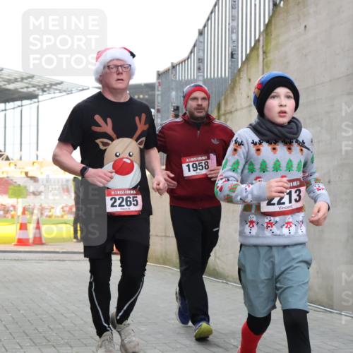 08.12.2024 - St. Pauli X-Mass-Run No. 14 H.Heesch http://msf.ph/oto/7488479 08.12.2024 10:03:23 Ziel 345, 349, 613, 630, 1219, 1958, 2213, 2265, 3039, 253, 1219, 1385, 1958, 2213, 2265, 3039 meine-sportfotos.de