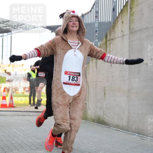 08.12.2024 - St. Pauli X-Mass-Run No. 14 H.Heesch http://msf.ph/oto/7488484 08.12.2024 09:53:42 Ziel 183, 2084, 3307, 183, 859, 2084, 3023 meine-sportfotos.de