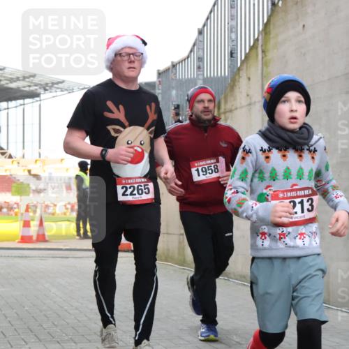 08.12.2024 - St. Pauli X-Mass-Run No. 14 H.Heesch http://msf.ph/oto/7488486 08.12.2024 10:03:23 Ziel 345, 349, 613, 630, 1219, 1958, 2213, 2265, 3039, 253, 1219, 1385, 1958, 2213, 2265, 3039 meine-sportfotos.de