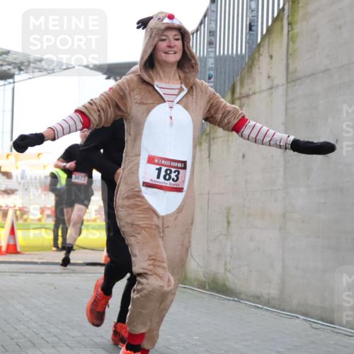 08.12.2024 - St. Pauli X-Mass-Run No. 14 H.Heesch http://msf.ph/oto/7488491 08.12.2024 09:53:42 Ziel 183, 2084, 3307, 183, 859, 2084, 3023 meine-sportfotos.de