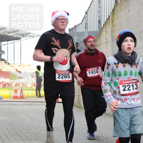 08.12.2024 - St. Pauli X-Mass-Run No. 14 H.Heesch http://msf.ph/oto/7488493 08.12.2024 10:03:24 Ziel 345, 349, 613, 630, 1219, 1958, 2213, 2265, 3039, 253, 1385, 1958, 2213, 2265 meine-sportfotos.de