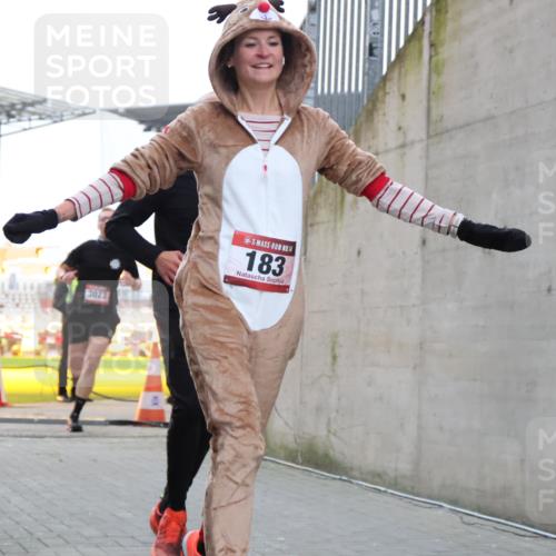 08.12.2024 - St. Pauli X-Mass-Run No. 14 H.Heesch http://msf.ph/oto/7488496 08.12.2024 09:53:42 Ziel 183, 2084, 3307, 183, 859, 2084, 3023 meine-sportfotos.de