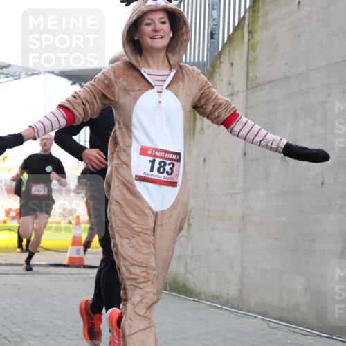 08.12.2024 - St. Pauli X-Mass-Run No. 14 H.Heesch http://msf.ph/oto/7488502 08.12.2024 09:53:42 Ziel 183, 2084, 3307, 183, 859, 2084, 3023 meine-sportfotos.de