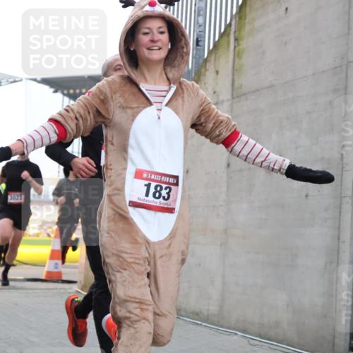 08.12.2024 - St. Pauli X-Mass-Run No. 14 H.Heesch http://msf.ph/oto/7488508 08.12.2024 09:53:43 Ziel 183, 2084, 3307, 183, 859, 2084, 2844, 3023 meine-sportfotos.de