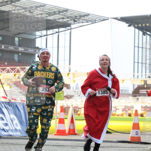 08.12.2024 - St. Pauli X-Mass-Run No. 14 H.Heesch http://msf.ph/oto/7488512 08.12.2024 10:03:28 Ziel 613, 630, 1219, 1958, 2213, 2265, 3039, 253, 406, 809, 1385 meine-sportfotos.de