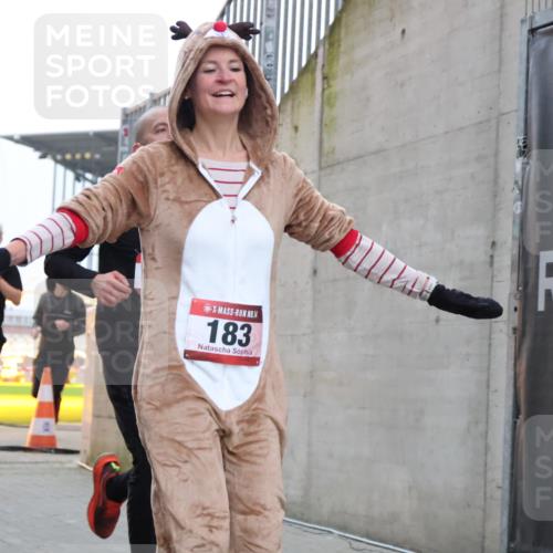 08.12.2024 - St. Pauli X-Mass-Run No. 14 H.Heesch http://msf.ph/oto/7488513 08.12.2024 09:53:43 Ziel 183, 2084, 3307, 183, 859, 2084, 2844, 3023 meine-sportfotos.de