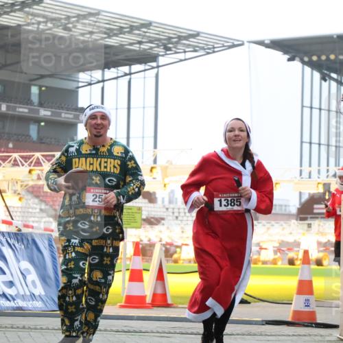 08.12.2024 - St. Pauli X-Mass-Run No. 14 H.Heesch http://msf.ph/oto/7488521 08.12.2024 10:03:28 Ziel 613, 630, 1219, 1958, 2213, 2265, 3039, 253, 406, 809, 1385 meine-sportfotos.de