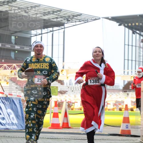 08.12.2024 - St. Pauli X-Mass-Run No. 14 H.Heesch http://msf.ph/oto/7488526 08.12.2024 10:03:28 Ziel 613, 630, 1219, 1958, 2213, 2265, 3039, 253, 406, 809, 1385 meine-sportfotos.de