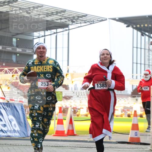 08.12.2024 - St. Pauli X-Mass-Run No. 14 H.Heesch http://msf.ph/oto/7488534 08.12.2024 10:03:28 Ziel 613, 630, 1219, 1958, 2213, 2265, 3039, 253, 406, 809, 1385 meine-sportfotos.de