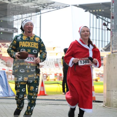 08.12.2024 - St. Pauli X-Mass-Run No. 14 H.Heesch http://msf.ph/oto/7488544 08.12.2024 10:03:29 Ziel 613, 630, 1219, 1958, 2213, 2265, 3039, 253, 406, 809, 1385 meine-sportfotos.de