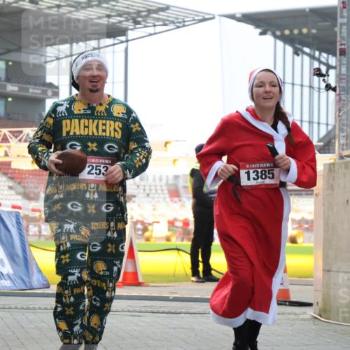 08.12.2024 - St. Pauli X-Mass-Run No. 14 H.Heesch http://msf.ph/oto/7488551 08.12.2024 10:03:29 Ziel 613, 630, 1219, 1958, 2213, 2265, 3039, 253, 406, 809, 1385 meine-sportfotos.de