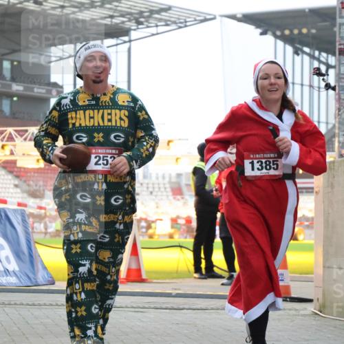 08.12.2024 - St. Pauli X-Mass-Run No. 14 H.Heesch http://msf.ph/oto/7488559 08.12.2024 10:03:29 Ziel 613, 630, 1219, 1958, 2213, 2265, 3039, 253, 406, 809, 1385 meine-sportfotos.de