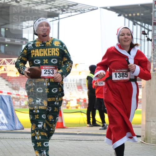08.12.2024 - St. Pauli X-Mass-Run No. 14 H.Heesch http://msf.ph/oto/7488564 08.12.2024 10:03:29 Ziel 613, 630, 1219, 1958, 2213, 2265, 3039, 253, 406, 809, 1385 meine-sportfotos.de