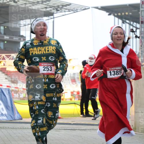 08.12.2024 - St. Pauli X-Mass-Run No. 14 H.Heesch http://msf.ph/oto/7488570 08.12.2024 10:03:29 Ziel 613, 630, 1219, 1958, 2213, 2265, 3039, 253, 406, 809, 1385 meine-sportfotos.de