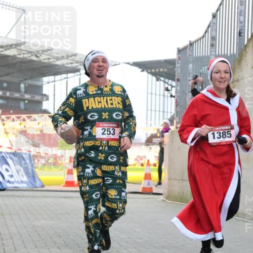 08.12.2024 - St. Pauli X-Mass-Run No. 14 H.Heesch http://msf.ph/oto/7488588 08.12.2024 10:03:30 Ziel 253, 613, 630, 1219, 1385, 1958, 2213, 2265, 3039, 253, 406, 809, 1385 meine-sportfotos.de