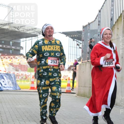 08.12.2024 - St. Pauli X-Mass-Run No. 14 H.Heesch http://msf.ph/oto/7488594 08.12.2024 10:03:30 Ziel 253, 613, 630, 1219, 1385, 1958, 2213, 2265, 3039, 253, 406, 809, 1385 meine-sportfotos.de