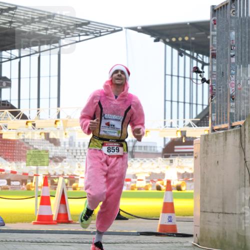 08.12.2024 - St. Pauli X-Mass-Run No. 14 H.Heesch http://msf.ph/oto/7488595 08.12.2024 09:53:48 Ziel 183, 2084, 3023, 859, 1818, 2844 meine-sportfotos.de