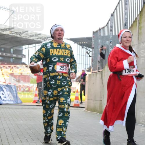 08.12.2024 - St. Pauli X-Mass-Run No. 14 H.Heesch http://msf.ph/oto/7488599 08.12.2024 10:03:30 Ziel 253, 613, 630, 1219, 1385, 1958, 2213, 2265, 3039, 253, 406, 809, 1385 meine-sportfotos.de